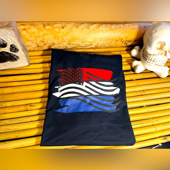 Large V-neck black T-shirt ❤️🤍💙 - Picture 3 of 3